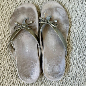 Women's Vionic Metallic Pewter Flip Flop Sandals Size 9.5